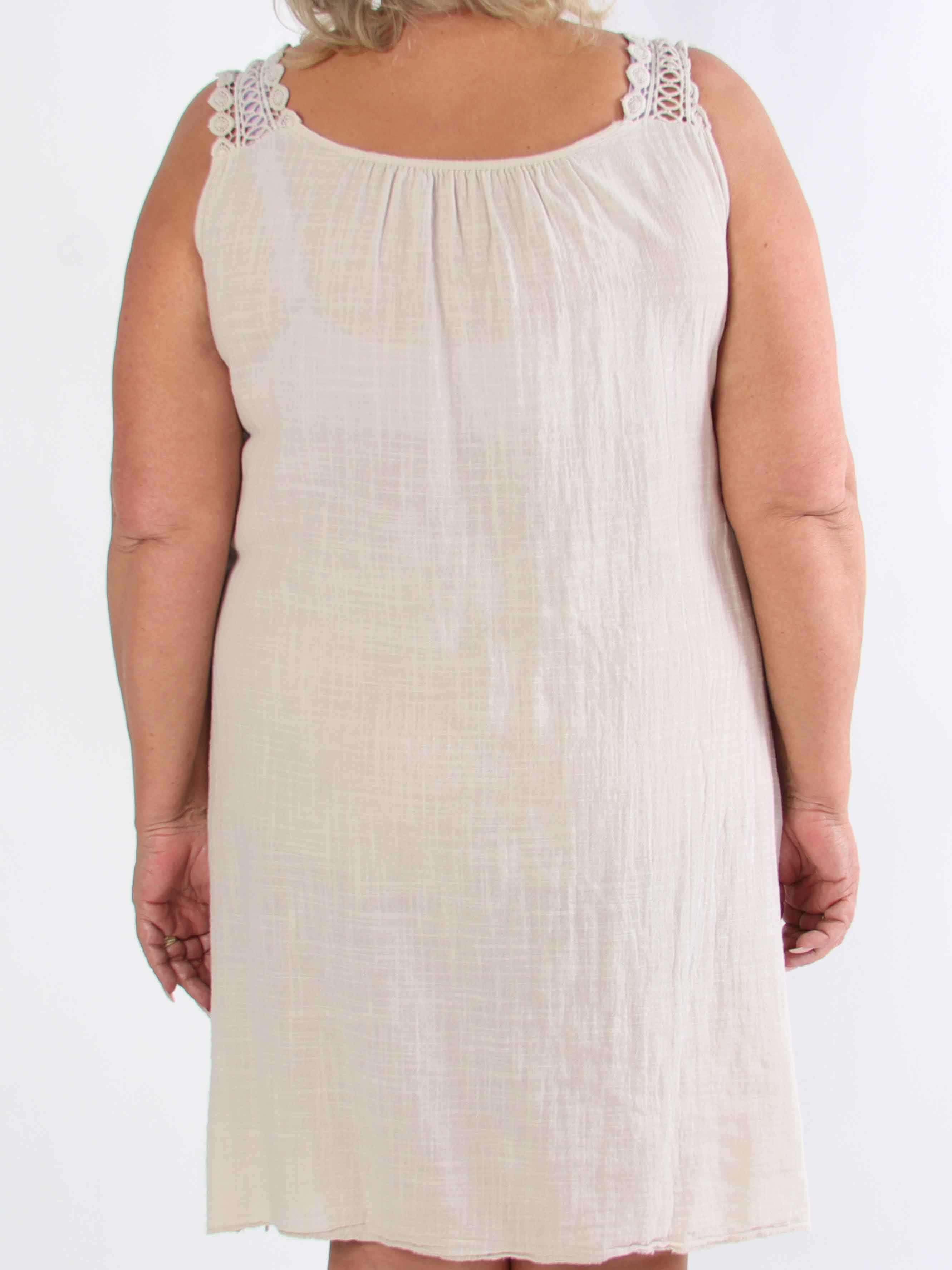 Zella - Sød plus size kjole i bomuld med broderet stropper